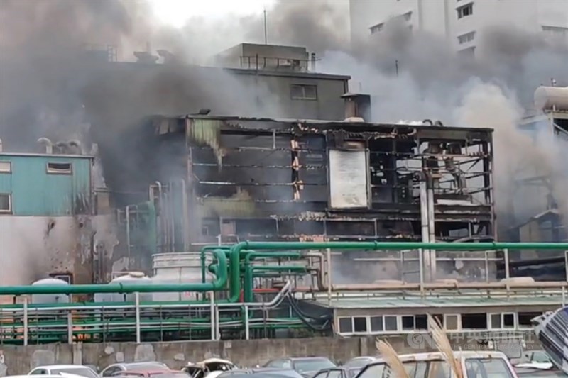 桃園蘆竹區海湖里一家工廠20日中午發生火警,地點鄰近桃園國際機場,附近民眾表示有聽到聲響,隨後就看到濃煙直竄天際,警消獲報後前往搶救。中央社記者吳睿騏桃園攝 109年12月20日