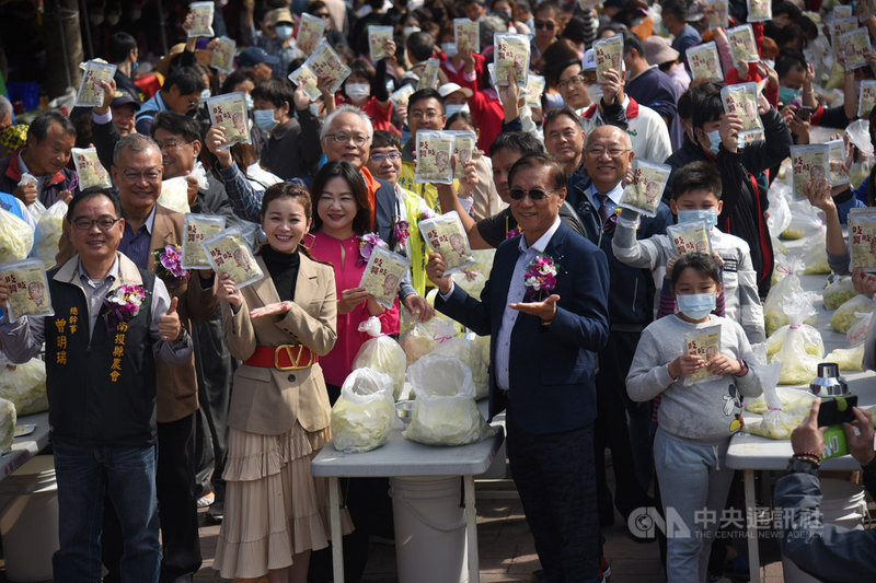 南投縣信義鄉「踏雪尋梅」20日在梅子夢工廠展開,南投縣長林明溱(前排左3)與約500名遊客一起製作梅子泡菜,場面壯觀熱鬧。中央社記者蕭博陽南投縣攝 109年12月20日