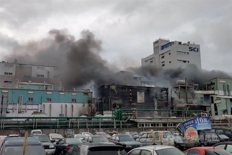 桃園市政府消防局20日中午接獲報案,在蘆竹區海湖里一家工廠發生火警,濃煙直竄天際。中央社記者吳睿騏桃園攝 109年12月20日