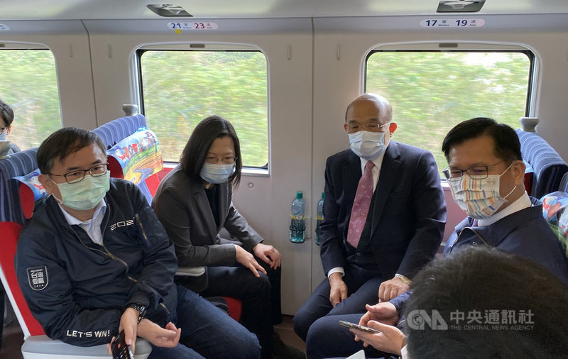 環島鐵路電氣化最後一哩路-南迴鐵路電氣化20日通車,總統蔡英文(左2)與行政院長蘇貞昌(右2)、交通部長林佳龍(右)、立法委員劉櫂豪(左)一同搭乘台東往屏東首班普悠瑪列車。(劉櫂豪提供)中央社記者盧太城台東傳真 109年12月20日