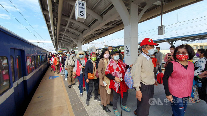 南迴鐵路全線電氣化通車,23日將進行全面車班改點,南迴線唯一的普快藍皮列車即將於23日停駛,20日吸引民眾大排長龍搶搭。中央社記者郭芷瑄攝 109年12月20日