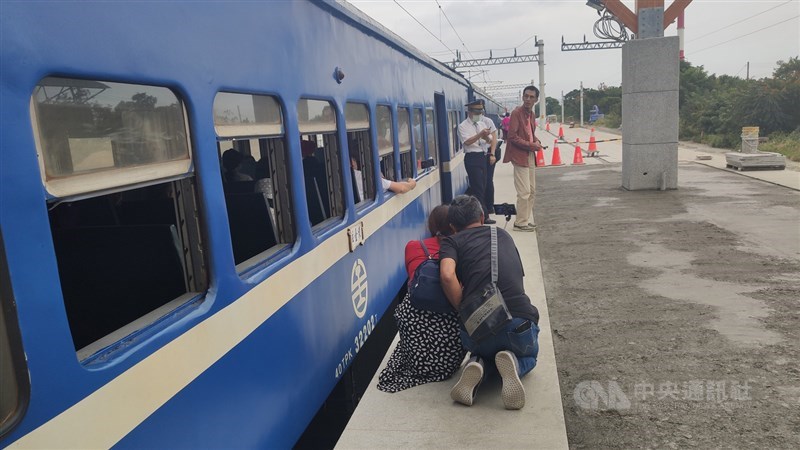 南迴鐵路全線電氣化,交通部也打造5種觀光列車,其中藍皮解憂列車在兼顧觀光和交通需求下,原來一天往返一班的列車將保留,而小站及無人站也朝向保存及做一些美學的設計,以吸引觀光客。中央社記者盧太城攝 109年12月20日