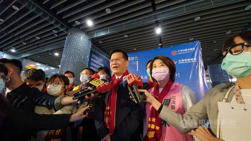 交通部長林佳龍(右3)20日上午到屏東為南迴鐵路電氣化最後一哩路啟動首航,他受訪表示,南迴鐵路全線電氣化,交通部也打造5種觀光列車,些觀光列車都是委由專業旅行社經營,就像是移動的城堡,遊客可以得到5星級的服務。中央社記者郭芷瑄攝 109年12月20日