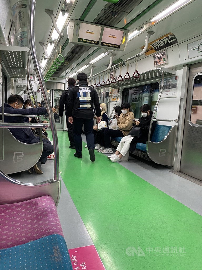 韓國政府大力宣傳戴口罩的重要性，地鐵上有保安人員巡邏，提醒乘客戴好口罩。中央社記者廖禹揚首爾攝 109年12月20日