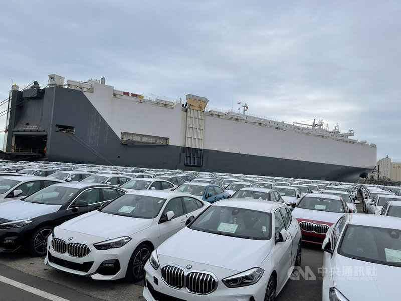 一艘滿載3000輛進口車的汽車船21日到達台中港,總價值約新台幣99億元,車輛卸貨後一字排開,相當壯觀。(台中港務分公司提供)中央社記者蘇木春傳真 109年12月21日