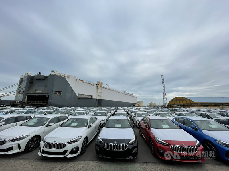 挪威籍汽車船翠莎號載有3000輛進口車,21日上午抵達台中港,分批在8A碼頭卸貨進港,計有賓士1513輛、BMW1326輛、MINI158輛、露營車2輛、挖土機1輛等。(台中港務分公司提供)