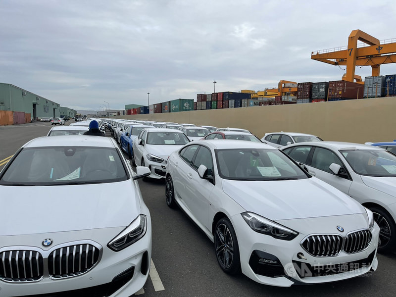一艘滿載3000輛進口車的汽車船21日到達台中港,台中港務分公司棧埠事業處長楊文武表示,這次進口車輛總價值約新台幣99億元,進口關稅加奢侈稅約40.5億元,創台中港開港44年以來,單航次進口車最高紀錄。(台中港務分公司提供)中央社記者蘇木春傳真 109年12月21日