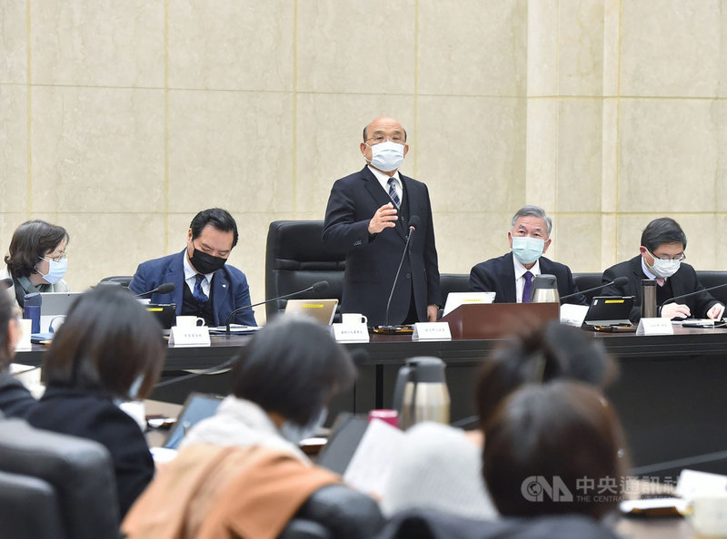 行政院長蘇貞昌(站立者)21日主持「行政院性別平等會第22次委員會議」時表示,總統蔡英文上任後,不僅育兒、托育等相關預算大幅成長,也逐步設置非營利幼兒園或職場互助教保服務中心,減輕家庭育兒負擔。(行政院提供)中央社記者陳俊華傳真 109年12月21日