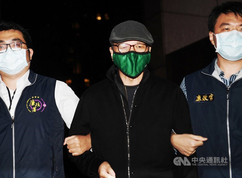 北檢偵辦勞動部前組長游迺文涉貪操縱股價案,寶佳執行長唐楚烈(中)等4人不服遭押提起抗告,高等法院21日駁回抗告確定。(中央社檔案照片)