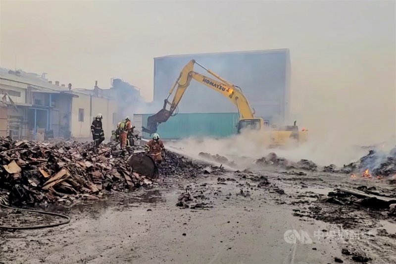 位在桃園市蘆竹區的旭富製藥公司20日中午發生火警,桃園市消防局21日表示,目前仍投入近60人進行兩個工廠的殘火處理,也持續派出人車在周遭工廠進行警戒,預計可在下午完全撲滅。中央社記者吳睿騏桃園攝 109年12月21日