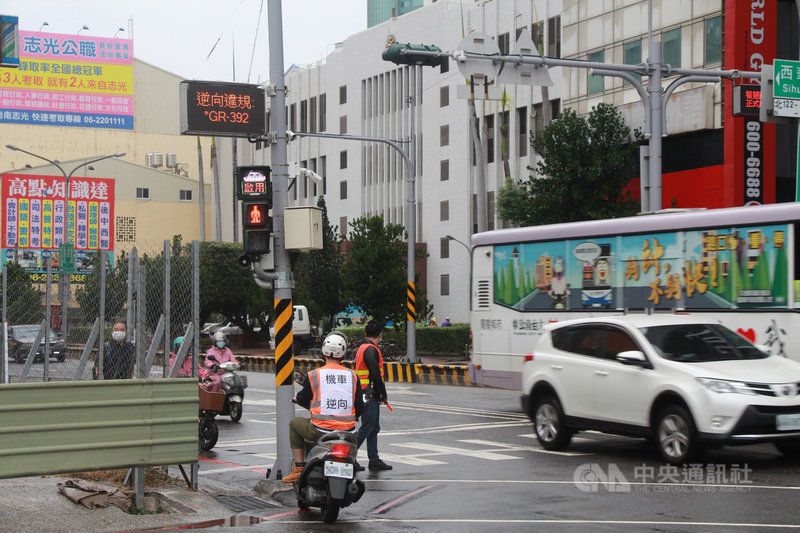 台南市中西區中山路及西華南街口21日啟用全國首座智慧安全路口系統,即時偵測汽機車闖紅燈、越線及機車逆向,保障行人安全。(台南市政府提供)中央社記者張榮祥台南傳真 109年12月21日