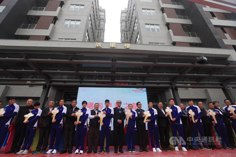國家運動訓練中心新建宿舍21日在左營舉辦啟用典禮,國訓中心董事長林騰蛟(中)等人出席剪綵儀式,宣布宿舍正式啟用。中央社記者吳家昇攝 109年12月21日
