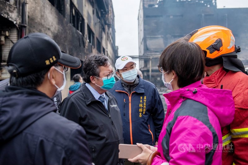 桃園市長鄭文燦(左2)21日前往旭富製藥廠火災現場慰問消防弟兄,感謝救災人員的辛勞,並表示一定要讓打火弟兄充分休息。中央社記者吳睿騏桃園攝 109年12月21日