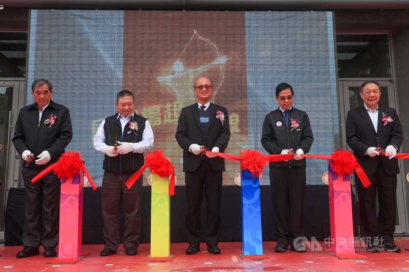 國家運動訓練中心新建宿舍21日在左營舉辦啟用典禮,國訓中心董事長林騰蛟(中)、中華奧會主席林鴻道(左2)等人出席剪綵儀式。中央社記者吳家昇攝 109年12月21日