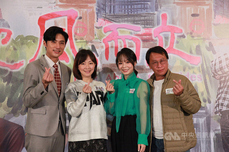 戲劇「迎風而立」由演員李運慶(左起)、郭昱晴、孫淑媚、游安順等人主演,孫淑媚在劇中歷經婆媳問題、丈夫往生,又遭好友背叛背負沉重債務,命途多舛。(大愛提供)中央社記者葉冠吟傳真 109年12月21日