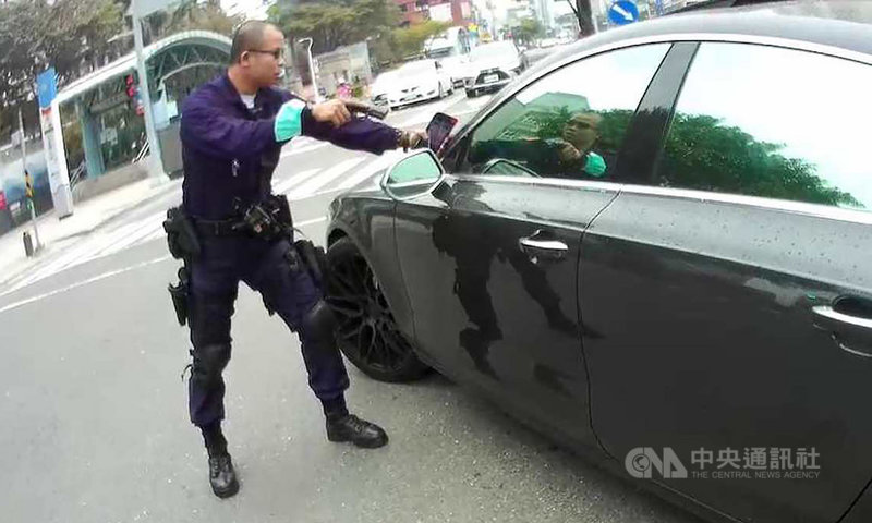 高雄警方21日下午巡邏時,在中正、錦田路口發現一輛改裝排氣管的黑色自小客車,查詢車牌資料發現車主竟是毒品通緝犯,不過開車的25歲賴男遲遲不願下車,兩名員警攔下車輛後,不得已拔槍要他就範,現場僵持近1分鐘後,賴男才終於開門接受調查。(高雄市新興警分局提供)中央社記者洪學廣傳真 109年12月21日