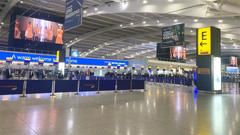 加拿大20日加入世界多國行列,暫禁自英國啟程的飛機和旅客入境,以因應倫敦等地觀察到的更易傳染、傳播速度「失控」的武漢肺炎變種病毒株。圖為倫敦希斯羅機場。(中新社)