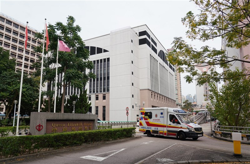 香港武漢肺炎確診者18日擅自逃離醫院,警方20日深夜在九龍彌敦道一帶尋回。圖為伊利沙伯醫院。(中新社)
