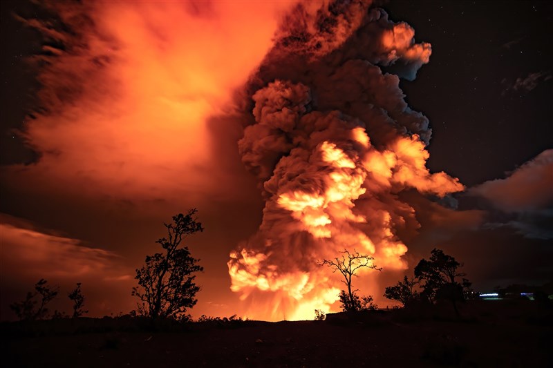 位於夏威夷大島的幾勞亞火山20日晚間噴發。(圖取自twitter.com/Volcanoes_NPS)