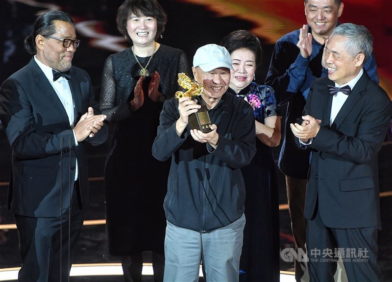 洛杉磯影評人協會20日宣布2020年終身成就獎頒給台灣導演侯孝賢(中)。圖為2020年11月21日金馬獎侯孝賢榮獲終身成就獎。(中央社檔案照片)