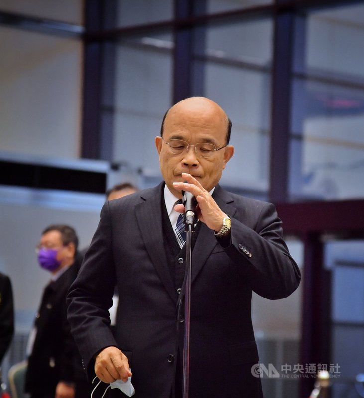 因反萊豬言論遭衛福部告發的醫師蘇偉碩，近日坦言數據誤植。行政院長蘇貞昌（圖）21日上午出席活動會前受訪指出，蘇偉碩已經更正過往錯誤，雖差到1000倍，但若能更正讓民眾知道，也是一個正確的態度。中央社記者王飛華攝 109年12月21日