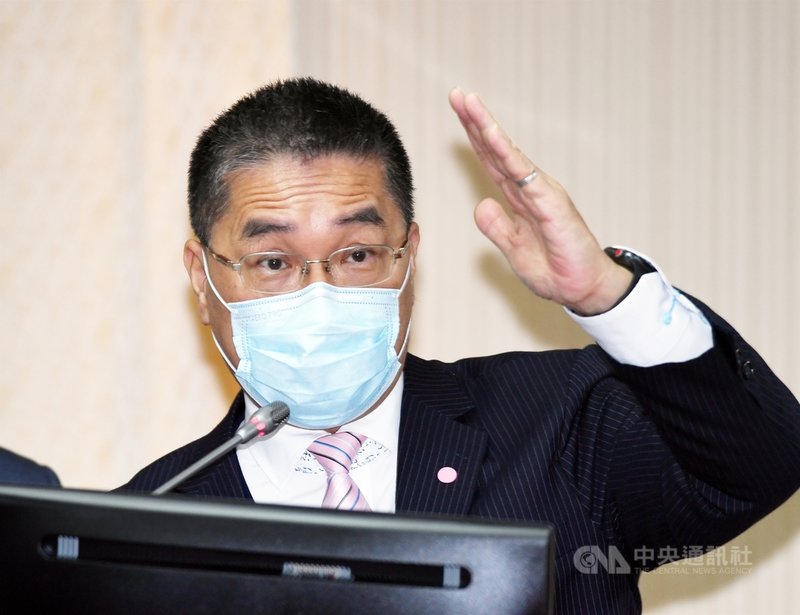 內政部長徐國勇(圖)21日在立法院內政委員會,對立委憂數位身分證遭監控足跡一事表示,內政部絕對不會監控,也不會留下使用足跡,數位足跡也不會回傳內政部。中央社記者施宗暉攝 109年12月21日