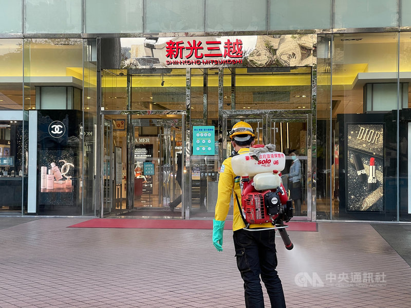 紐籍機師確診武漢肺炎,且於可傳染期間曾赴多處活動,包含12月8日上午11時30分至12時30分曾在新光三越台北天母店等;22日下午新光三越周邊環境已有北市府環保局人員加強進行消毒作業。中央社記者郭日曉攝 109年12月22日