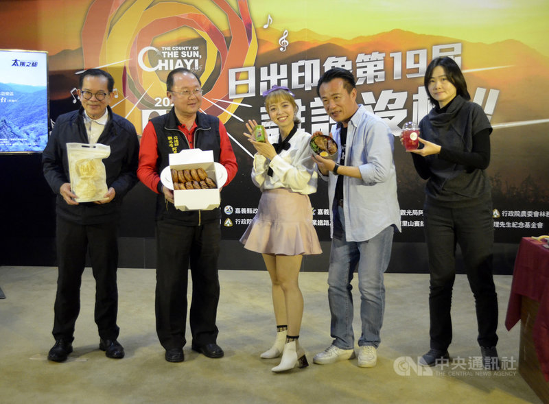 嘉義縣長翁章梁（右2）、阿里山國家風景區管理處長馬惠達（左2）與脫口秀藝人龍龍（中）等人，22日合體宣傳2021年元旦阿里山日出印象音樂會；面對武漢肺炎本土個案傳出，縣府表示，將加強防疫，出席活動採實名制。中央社記者蔡智明攝  109年12月22日