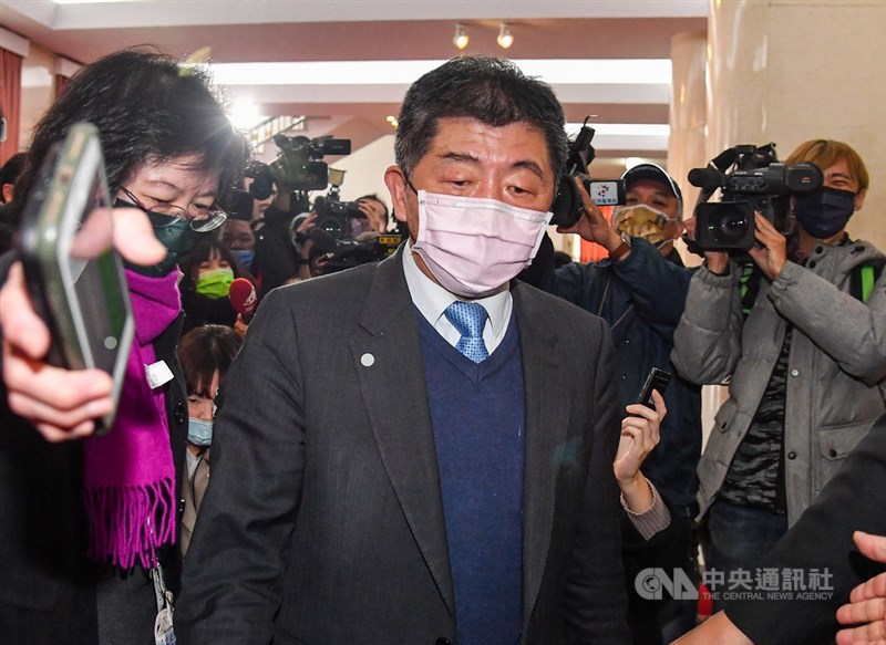 立法院會22日繼續進行施政總質詢,邀請行政院長蘇貞昌及內閣官員列席備詢,衛福部長陳時中(中)抵達立院後簽到。中央社記者鄭清元攝 109年12月22日