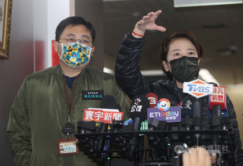 武漢肺炎傳出本土病例,台北市副市長黃珊珊(右)、觀傳局長劉奕霆(左)22日下午表示,跨年晚會原則上不取消,參與民眾若不戴口罩可能開罰,整體規模是否縮減會與中央討論。中央社記者鄭傑文攝 109年12月22日
