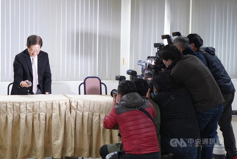 大同董事長林文淵(左)22日在記者會中拋震撼彈宣布,「今天是我在大同最後一天」。林文淵指出,大股東上週通知他將更換法人代表,原因是「時空環境不同」,雖然不懂更改原因,但他只能接受,將結束手邊工作。中央社記者徐肇昌攝 109年12月22日