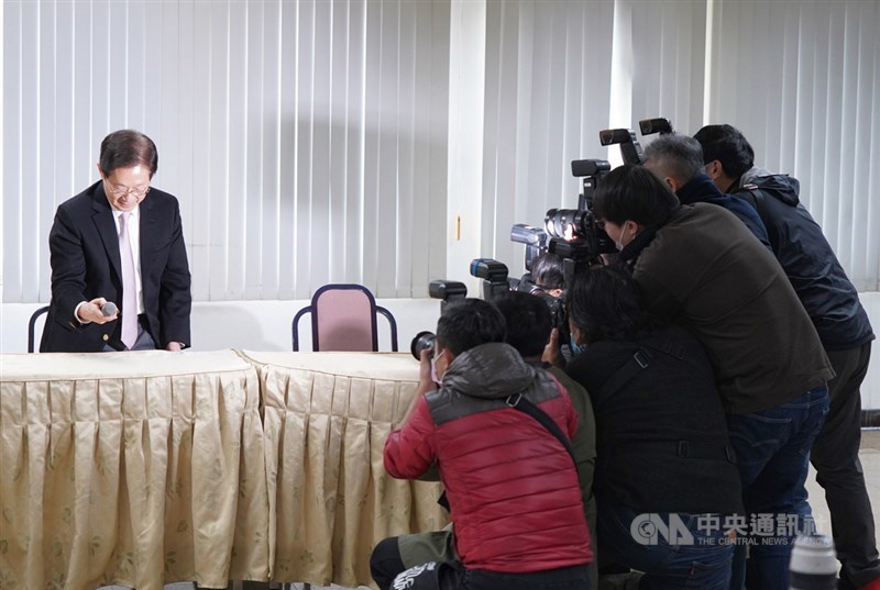 大同董事長林文淵(左)22日在記者會中拋震撼彈宣布,「今天是我在大同最後一天」。林文淵指出,大股東上週通知他將更換法人代表,原因是「時空環境不同」,雖然不懂更改原因,但他只能接受,將結束手邊工作。中央社記者徐肇昌攝 109年12月22日