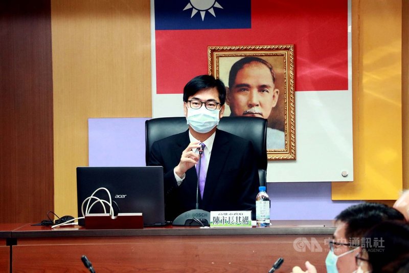 因應紐西蘭機師確診,高雄市長陳其邁(中)22日主持防疫會議時指示,有關機組員及空服員檢疫相關規範,包含啟動電子圍籬、自費採檢,以及入住觀光飯店等相關事宜,指示衛生局與中央流行疫情指揮中心盡速確認。(高雄市新聞局提供)中央社記者侯文婷傳真 109年12月22日
