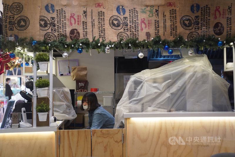 染疫紐西蘭籍機師曾於可傳染期間趴趴走,出入遠東SOGO百貨台北天母店等地,遠東SOGO天母店22日下午提早打烊,準備全館清潔消毒,店內一家咖啡廳在打烊前用塑膠膜遮擋店內器材。中央社記者徐肇昌攝 109年12月22日