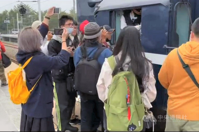 全台碩果僅存的藍皮普快列車23日起將停駛,22日最後一班列車吸引許多民眾搭乘,許多民眾也搶拍列車長室,要為這班最後的藍皮普快火車留下紀念。中央社記者郭芷瑄攝 109年12月22日