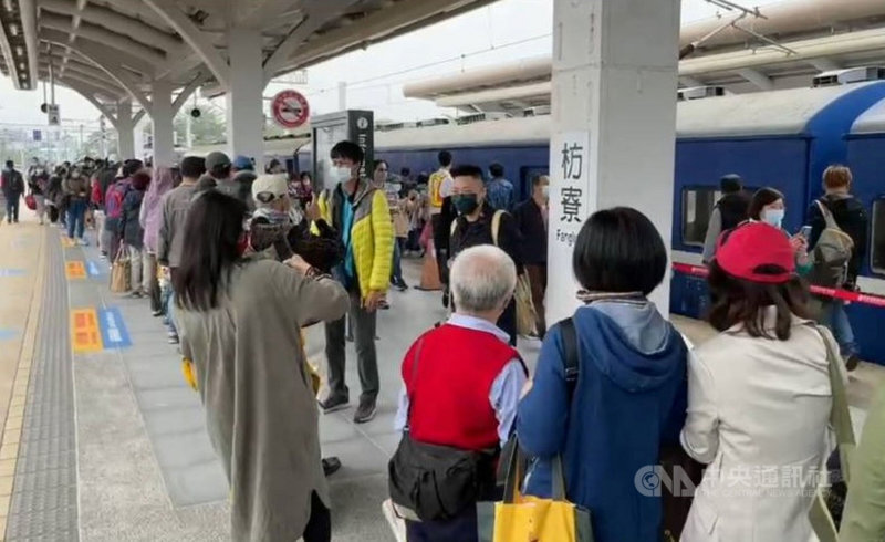 全台僅存的藍皮普快列車23日起將停駛,22日最後列車擠爆,22日最後一班列車再度吸引懷舊民眾及鐵道迷搶搭,6節車廂塞了500多人,月台上滿是人潮。中央社記者郭芷瑄攝 109年12月22日