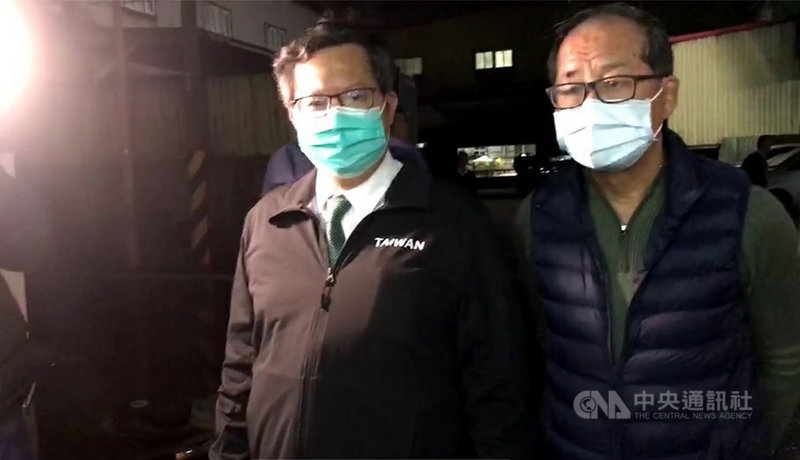 旭富製藥公司20日爆炸起火造成1死1傷,桃園市長鄭文燦(左)22日晚間前往視察殘火處理狀況,他受訪表示,旭富沒有說實話,廠內囤積的金屬鈉超量未申報,將依法開罰。中央社記者葉臻攝 109年12月22日