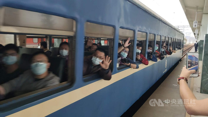 台鐵唯一的藍皮普快列車將走入歷史,22日下午開出台東往枋寮方向最後一班車。開車前1個小時,台東車站月台上滿是準備做最後巡禮的旅客,手機、相機拍照按個不停。中央社記者盧太城台東攝 109年12月22日