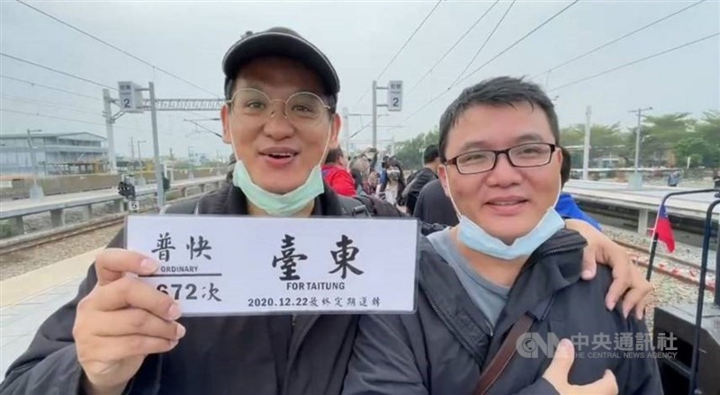 全台碩果僅存的藍皮普快列車23日起將停駛,22日最後一班次列車吸引許多民眾和鐵道迷搭乘感受懷舊氛圍,有人並自製紀念牌來送別藍皮普快車。中央社記者郭芷瑄攝 109年12月22日