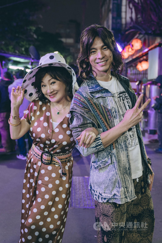 演員林柏宏(右)在新戲「媽,別鬧了!」飾演柯佳嬿的渣男男友,拍戲時卻超愛用金句撩劇中未來岳母比莉(左),讓比莉直呼有夠皮。(草舍文化提供)中央社記者葉冠吟傳真 109年12月22日