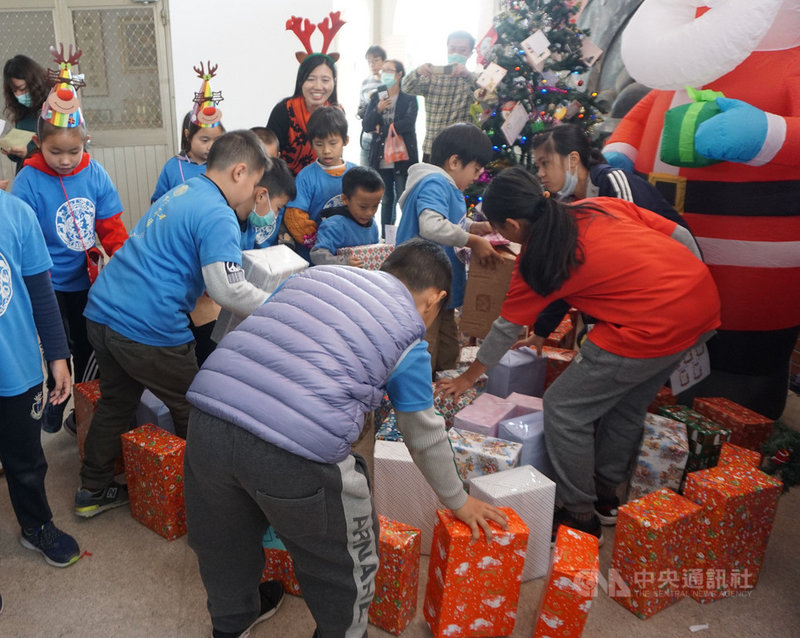 台北市靜心高中「愛心鞋盒─送愛到遠方」首次來到離島,金門縣古寧國小學童22日在校園川堂各自挑選喜愛的鞋盒後,迫不及待回到教室拆禮物。中央社記者黃慧敏攝 109年12月22日