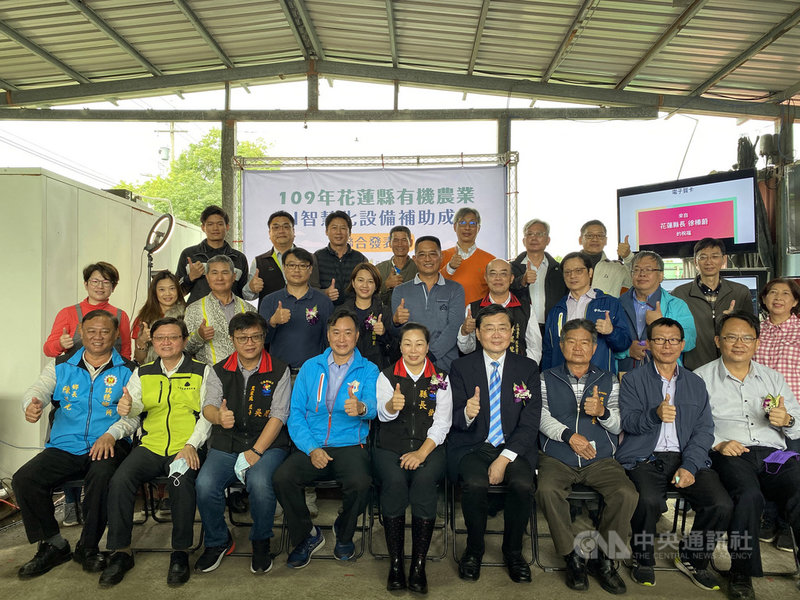 花蓮縣政府23日在吉安鄉銨廷有機農場舉辦「有機農業AI智慧化設備補助成果聯合發表會」,縣長徐榛蔚(前中)指出,今年初成立「有機農業促進專案辦公室」,整合在地農產品,希望成為台灣有機農業的領頭羊。中央社記者李先鳳攝 109年12月23日
