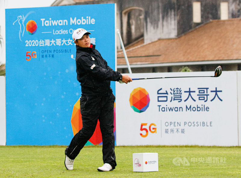 台灣大哥大女子公開賽為台灣女子職業高爾夫協會(TLPGA)台巡賽的封關戰,23日在陰雨中開打,旅美高球女將錢珮芸單場射7鳥、2柏忌,繳出低於標準5桿的67桿,以一桿之差,獨居領先。(台灣大哥大女子公開賽提供)中央社記者黃巧雯傳真 109年12月23日