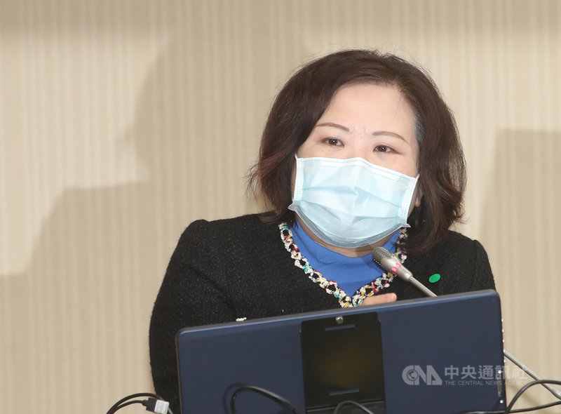 勞動基金爆發弊案,國民黨立委要求勞動部啟動行政調查。勞動部長許銘春(圖)23日表示,她有她的考量,若貿然對其他同仁調查並不公平,強調司法調查告一段落後就會追究責任。中央社記者張新偉攝 109年12月23日