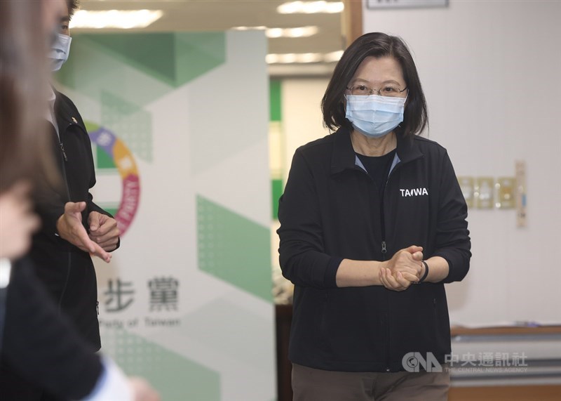 民進黨23日召開中執會，總統蔡英文（右）會前針對武漢肺炎（2019冠狀病毒疾病，COVID-19）疫情發表談話。中央社記者鄭傑文攝 109年12月23日