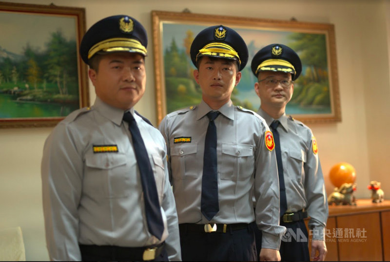 國民黨副秘書長顏寬恒（左起）、立委陳柏惟及台北市議員阮昭雄客串「國際橋牌社2」，飾演被黑道議長欺壓的警察。（劇組提供）中央社記者葉冠吟傳真 109年12月23日