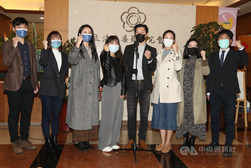 中選會宣告高雄市議員黃捷(左4)罷免案成立,110年2月投票;無黨籍立委林昶佐(右4)與民進黨立委賴品妤(左3)等人23日出面聲援黃捷,表示這不是黃捷個人的戰爭,呼籲大家團結,站出來力挺黃捷。中央社記者張新偉攝 109年12月23日