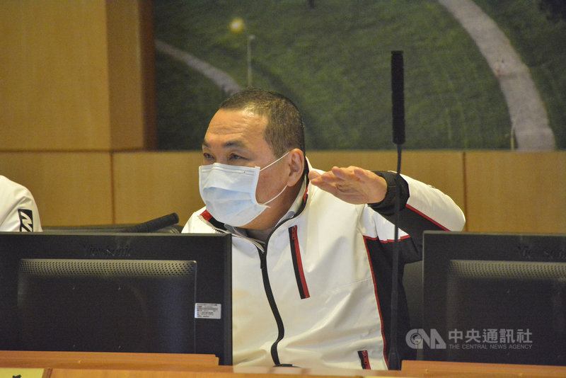 新北市長侯友宜（圖）23日在市政會議表示，因應武漢肺炎疫情變化，各項防疫須滾動式修正，不能成為破口。市府各局處還沒籌辦尾牙訂餐的不要貿然行動，要好好評估是否延後或取消。中央社記者黃旭昇新北攝　109年12月23日