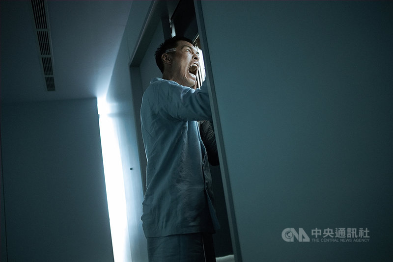 演員楊祐寧主動爭取演出電影「複身犯」複雜角色,表現出多重性格,他說,看到劇本就覺得驚艷、角色難度很高,直呼「如果演不到會捶心肝」。(牽猴子提供)中央社記者葉冠吟傳真 109年12月23日