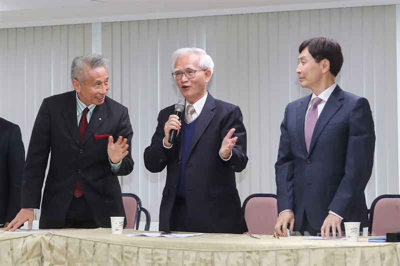 大同公司23日在台北舉行新任董事長暨總經理就任記者會,新任董事長盧明光(中)、總經理鍾依文(右)、大股東王光祥(左)出席與媒體見面。中央社記者裴禛攝 109年12月23日